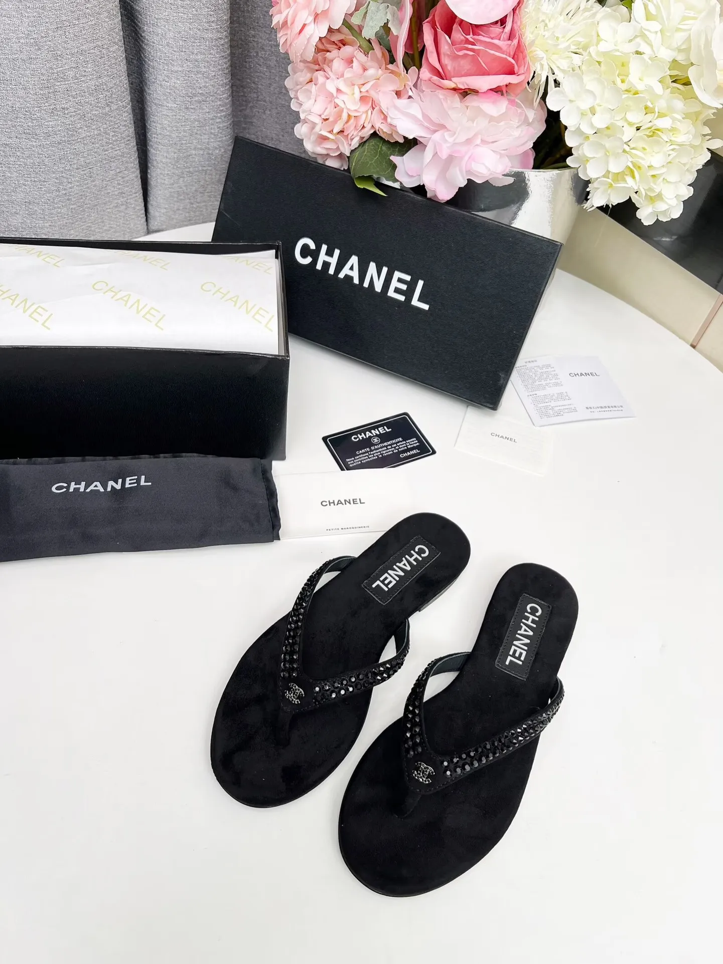 💕💕Factory direct selling price p440💕💕 Chanel new spring and summer genuine leather outsole flip-flops✅ I was really moved by this shoe when I first saw it💓 I liked it at first sight [surprised], 😊 and it has Chanel’s classic element diamond logo💎 Fabric: double-sided velvet Lining: cow lining Color: black Size: 35-41 (41 can be customized and non-returnable) Outsole: Made of genuine leather outsole Packaging: with card and cloth bag